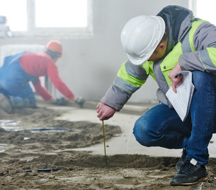 Supervisor verificando obra